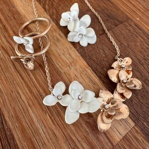 Complete set: flower necklace, earrings, rings